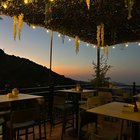 Two Flowers Hotel Pedhoulas Bagian luar foto