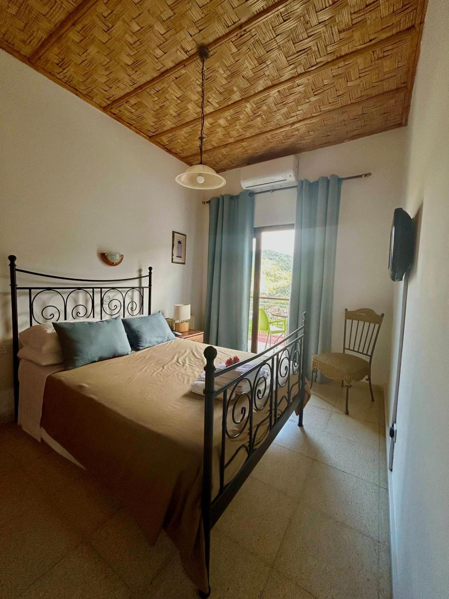 Two Flowers Hotel Pedhoulas Bagian luar foto