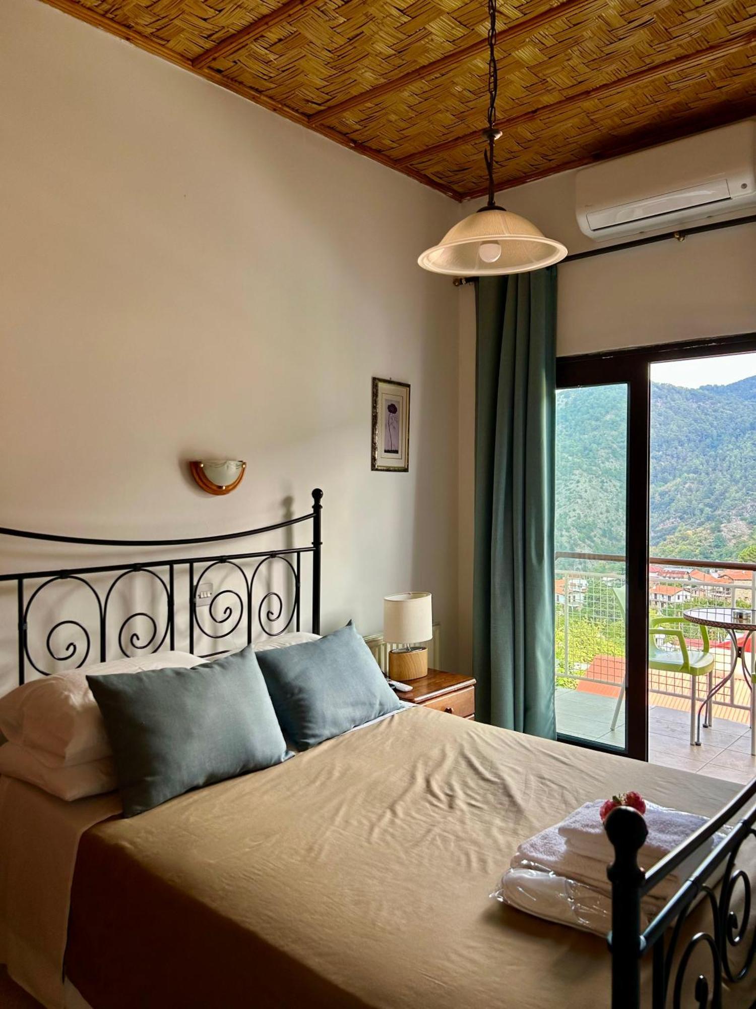 Two Flowers Hotel Pedhoulas Bagian luar foto
